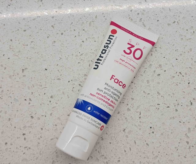 SPF 30 Face Moisturising anti-aging sun protection